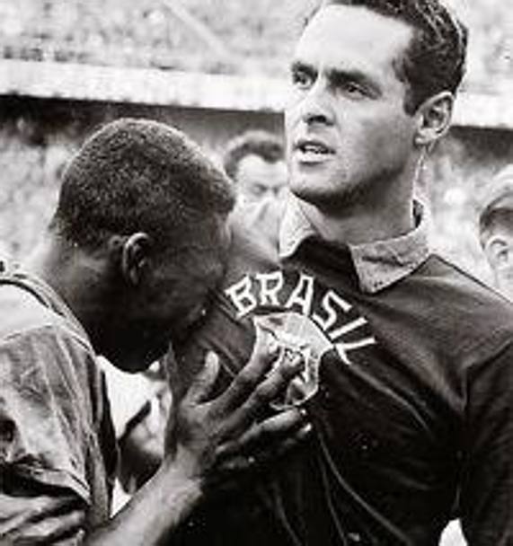 Il pianto di commozione di Pel sulla spalla del portiere Gilmar. Il Brasile conquista la Coppa Rimet in Svezia nel 1958 (Ansa)